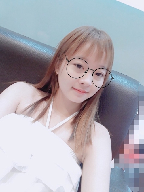 アジア系素人美少女の浴室自分撮りヌード画像