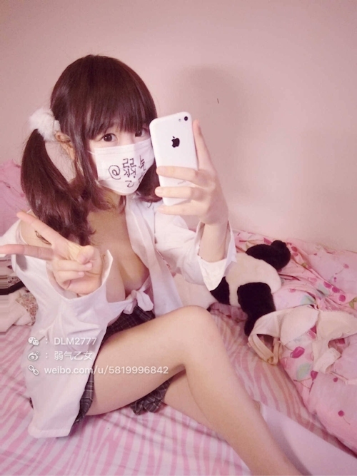 巨乳な美少女女神の自分撮りコスプレヌード画像