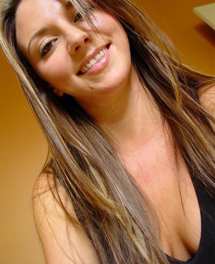 小ぶりおっぱいなロシア素人美女の自分撮りヌード＆マ○コ画像