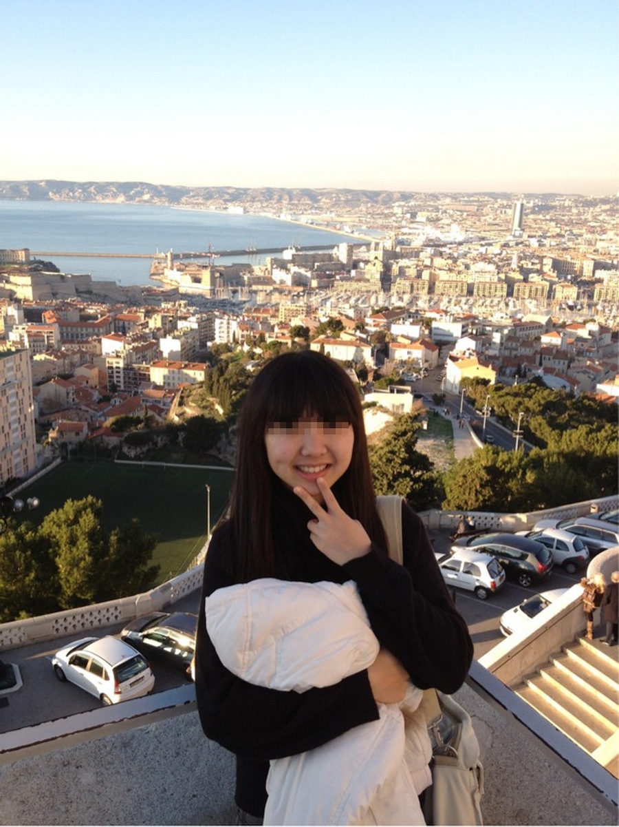 美人留学生が海外でハメを外しちゃってるヌード画像