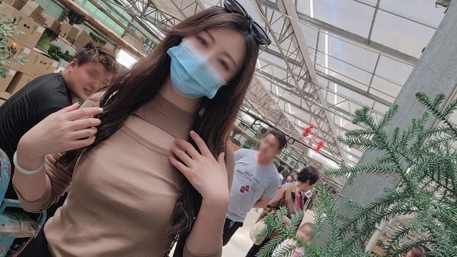 マスク美人OLがホームセンターでおっぱいポロリしてる画像