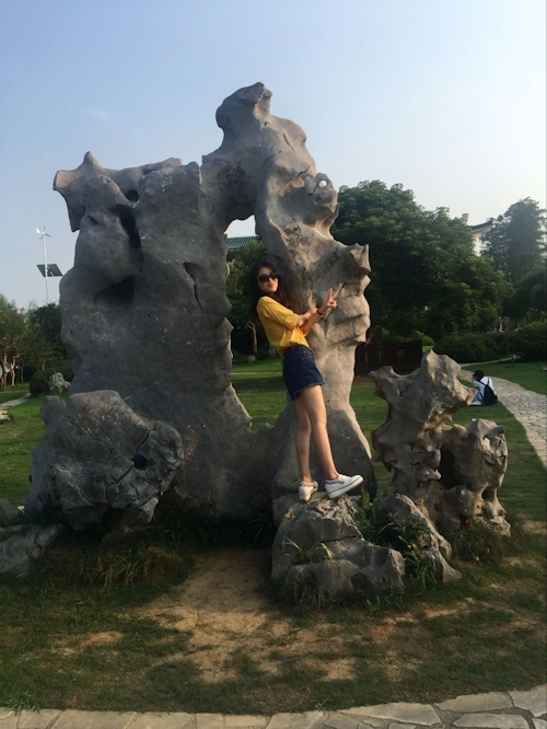 スレンダー微乳なアジア系素人女性の自分撮りヌード画像