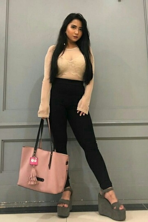 オシャレ系なマレーシアの巨乳素人美女の自分撮りヌード流出画像